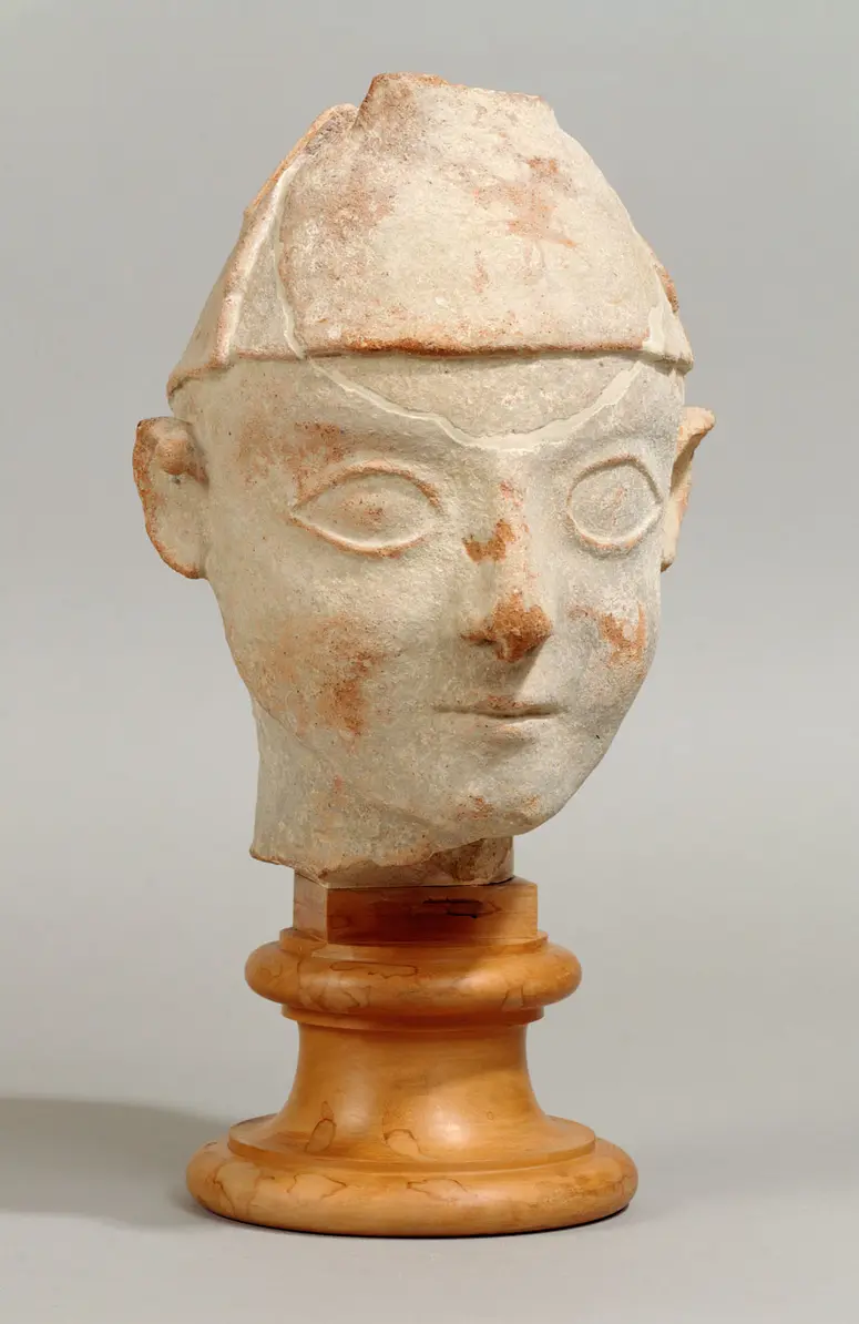 Mann mit Helm