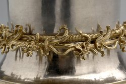 Deckelbecher bekrönt von der Figur eines Bauern mit einer Keule