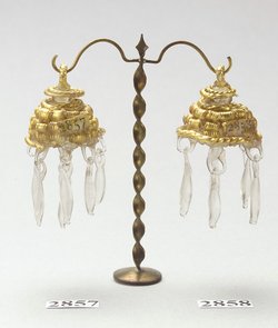 Ohrgehänge mit haferkornartigen Anhängseln aus Glas 