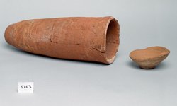 Ibismumie in kegelförmigem Tongefäß