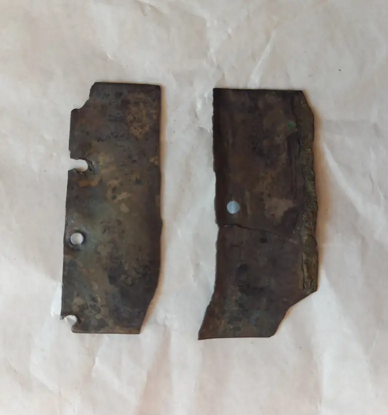 Zwei Fragmente des Unterlagsbleches zu Riemenzunge Inv.-Nr. VII 829