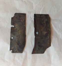 Zwei Fragmente des Unterlagsbleches zu Riemenzunge Inv.-Nr. VII 829