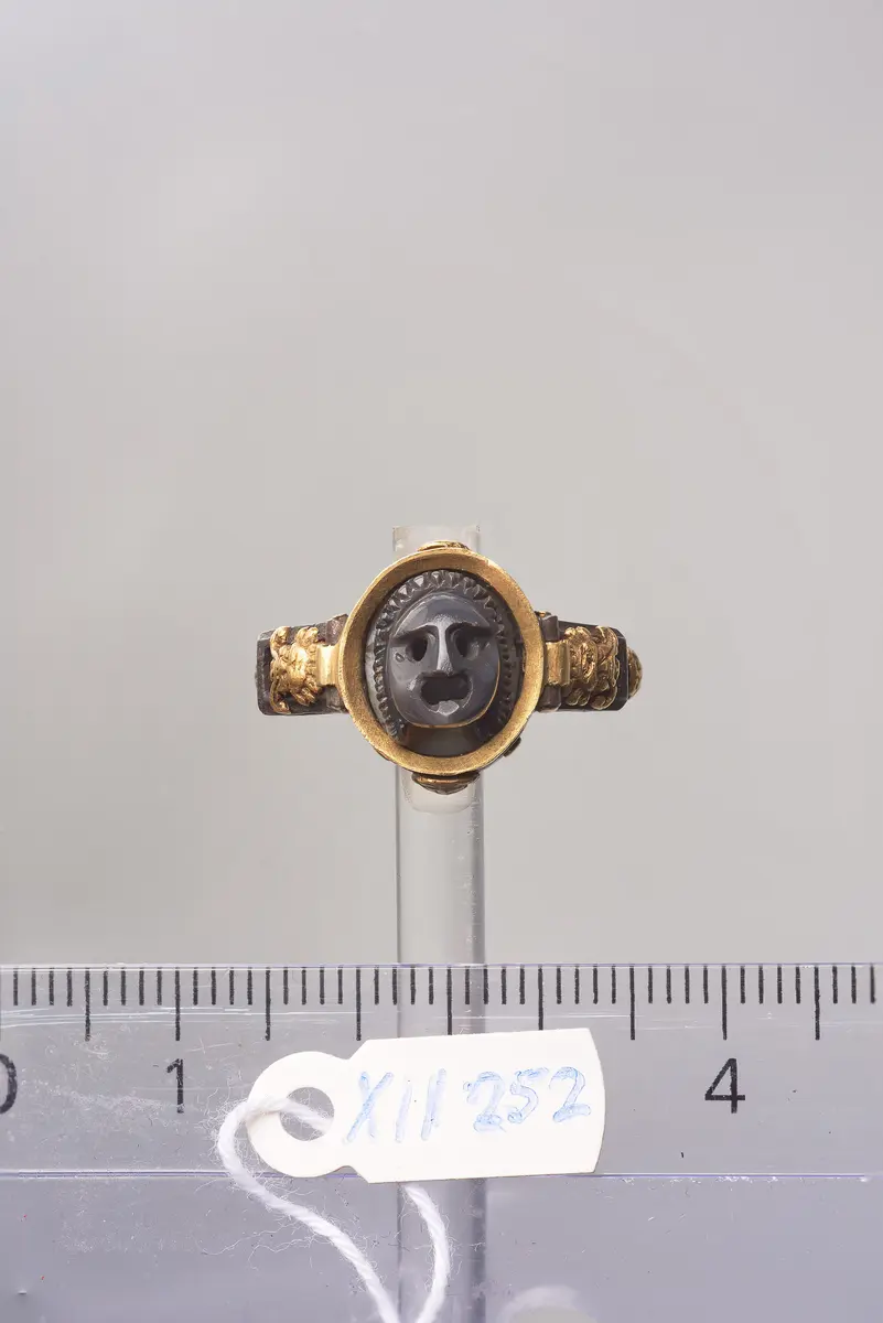 Ring mit einer Maske