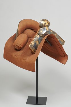 Beschläge eines Kürissattels der Goldtauschierten Garnitur