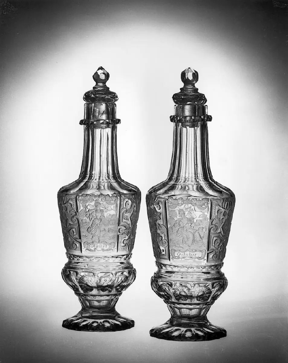 Flasche mit Monatsallegorien Oktober, November, Dezember