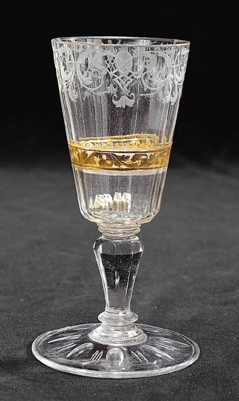 Zwischengoldpokal mit drei Würfeln aus Bein