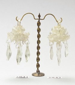 Ohrgehänge mit haferkornförmigen Anhängseln aus Glas 