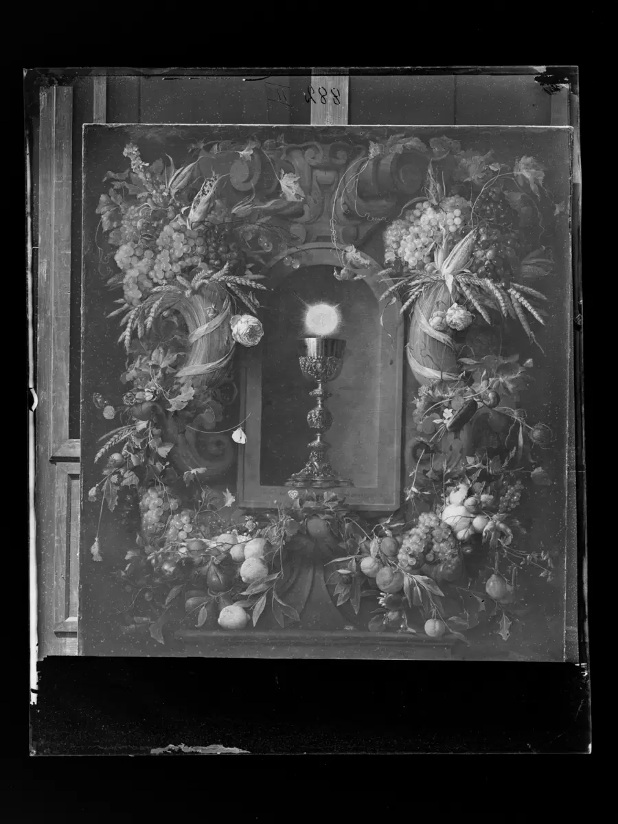 Eucharistie, von Fruchtgirlanden umgeben