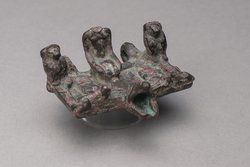 Kleine Opferplatte mit Opferndem, je zwei Affen, Fröschen und Löwen, zwei Ösen