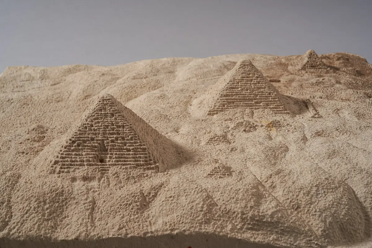 Modell des Giza-Plateaus mit Pyramiden