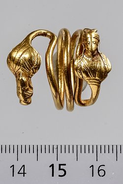 Spiralring mit zwei Büsten