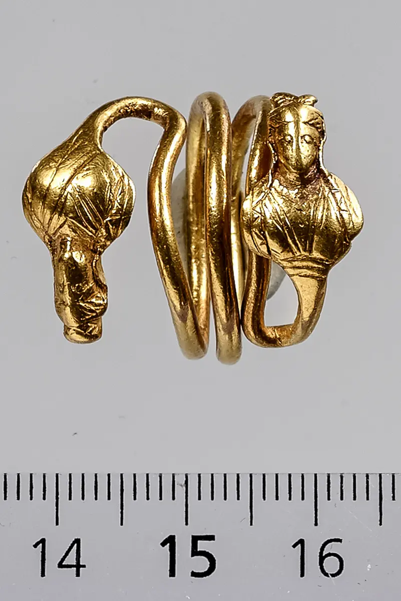 Spiralring mit zwei Büsten