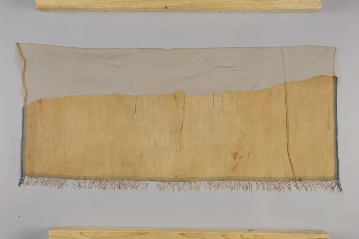 Fragment eines sehr feinen Leinenstoffes