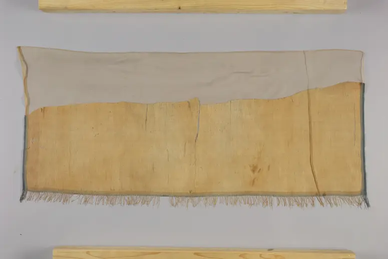 Fragment eines sehr feinen Leinenstoffes