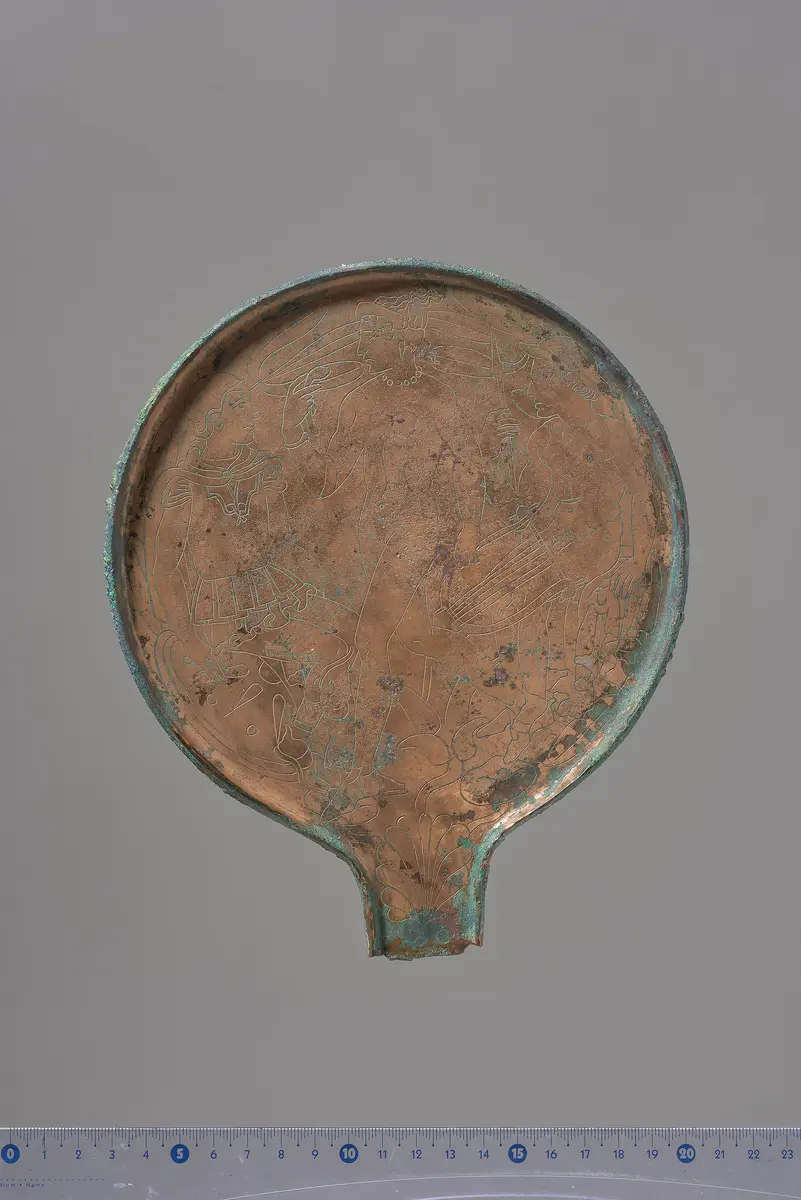 Spiegel mit Griffzapfen: Dreifigurenszene (Lasa zwischen Dioskuren?)