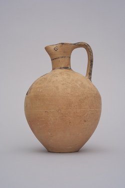 Kanne mit Kleeblattmündung der White Painted III Ware