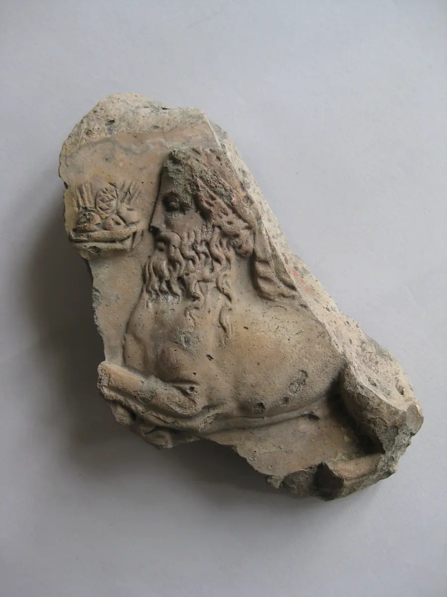 Fragment aus dem rechten Teil einer Sima(?) mit Darstellung von Sphingen zu Seiten einer Isisbüste: Männlicher Sphinx