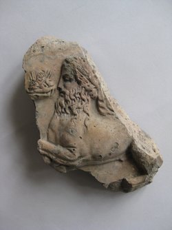 Fragment aus dem rechten Teil einer Sima(?) mit Darstellung von Sphingen zu Seiten einer Isisbüste: Männlicher Sphinx