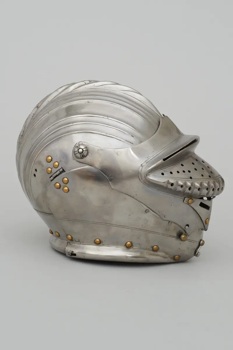 Geschlossener Visierhelm (Armet) zu einem Riefelharnisch, Riefelküriss