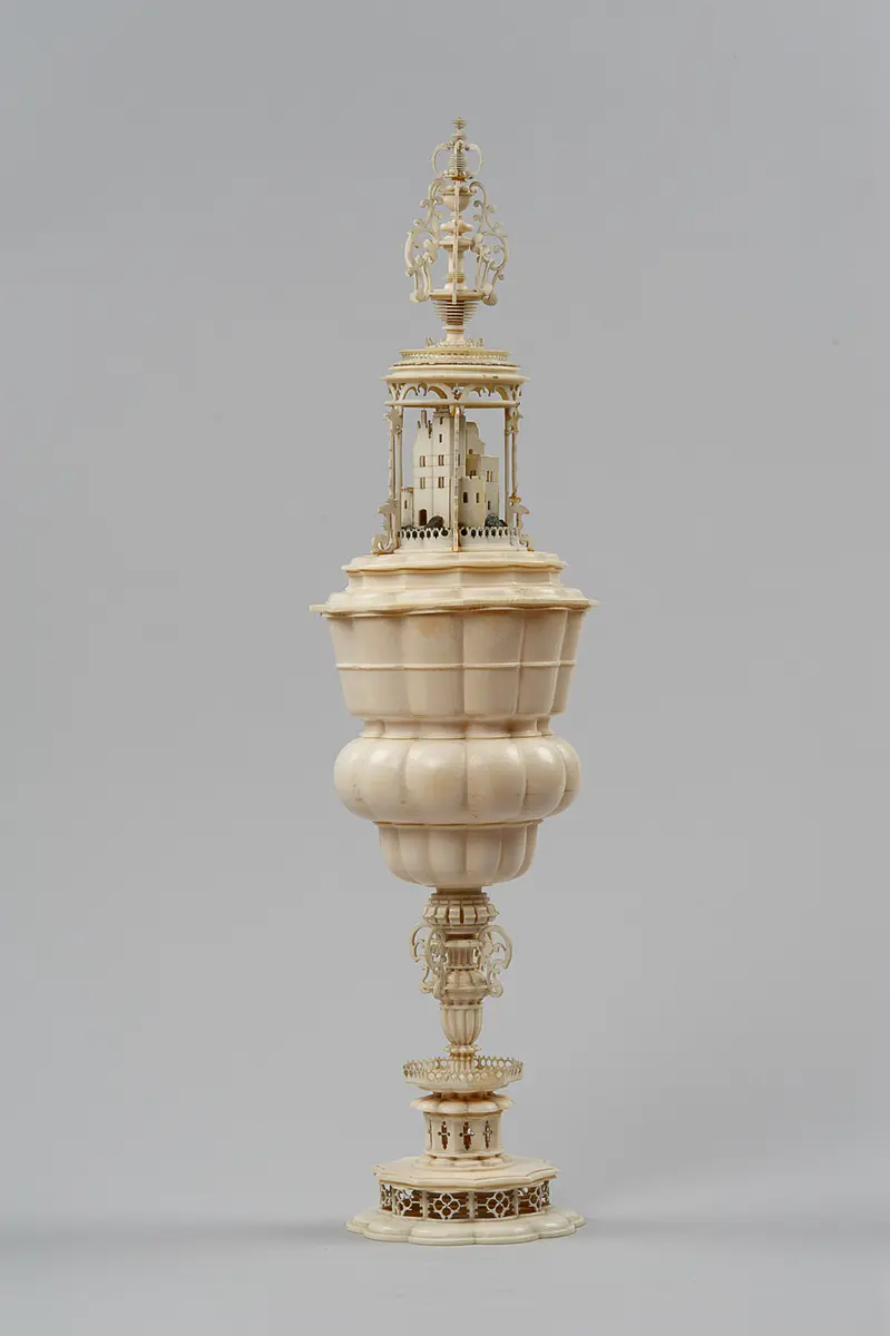 Deckelpokal mit Burg