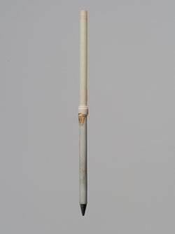 Rötelstift eines Schreibzeugs in Gestalt einer Säule
