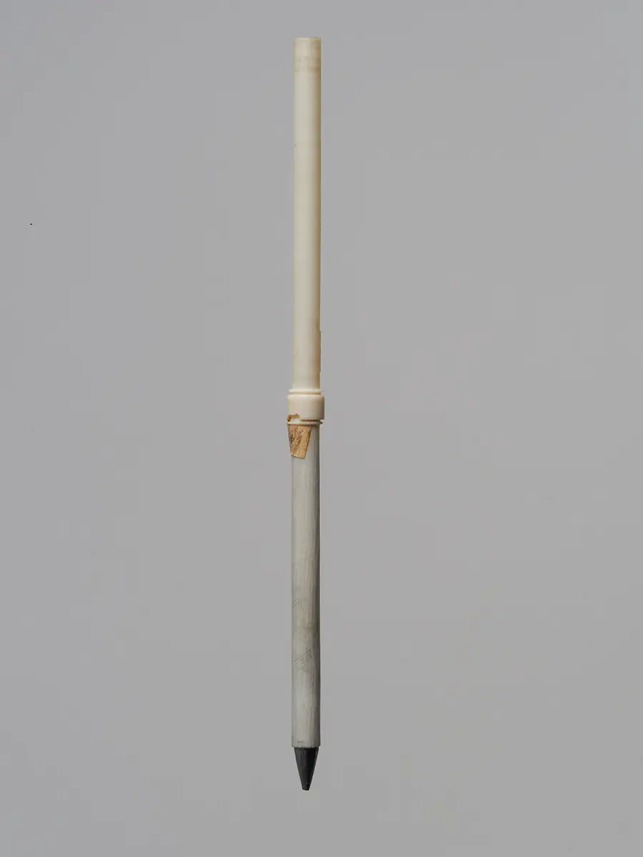 Rötelstift eines Schreibzeugs in Gestalt einer Säule