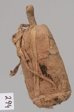 Stoffschlange auf Polster mit Schlangenmumie