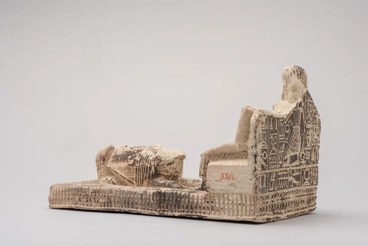 Figurengruppe: Zwei Männer vor einem Sphinx sitzend