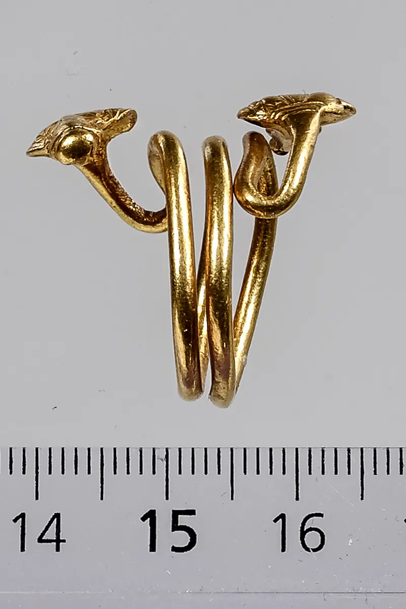 Spiralring mit zwei Büsten