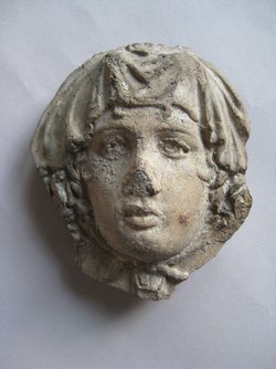 Fragment einer Krönung(?): Bacchischer Kopf