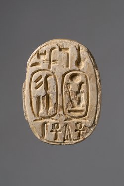 Skarabäus mit den Namen Amenophis' III. und der Königin Teje