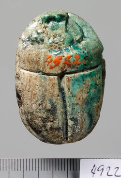 Skarabäus mit Namen des Königs Thutmosis III.