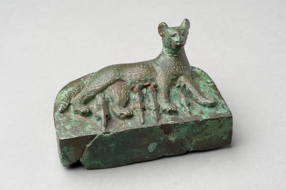 Liegende Katze mit vier Jungen
