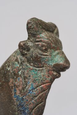Stehender Apis-Stier