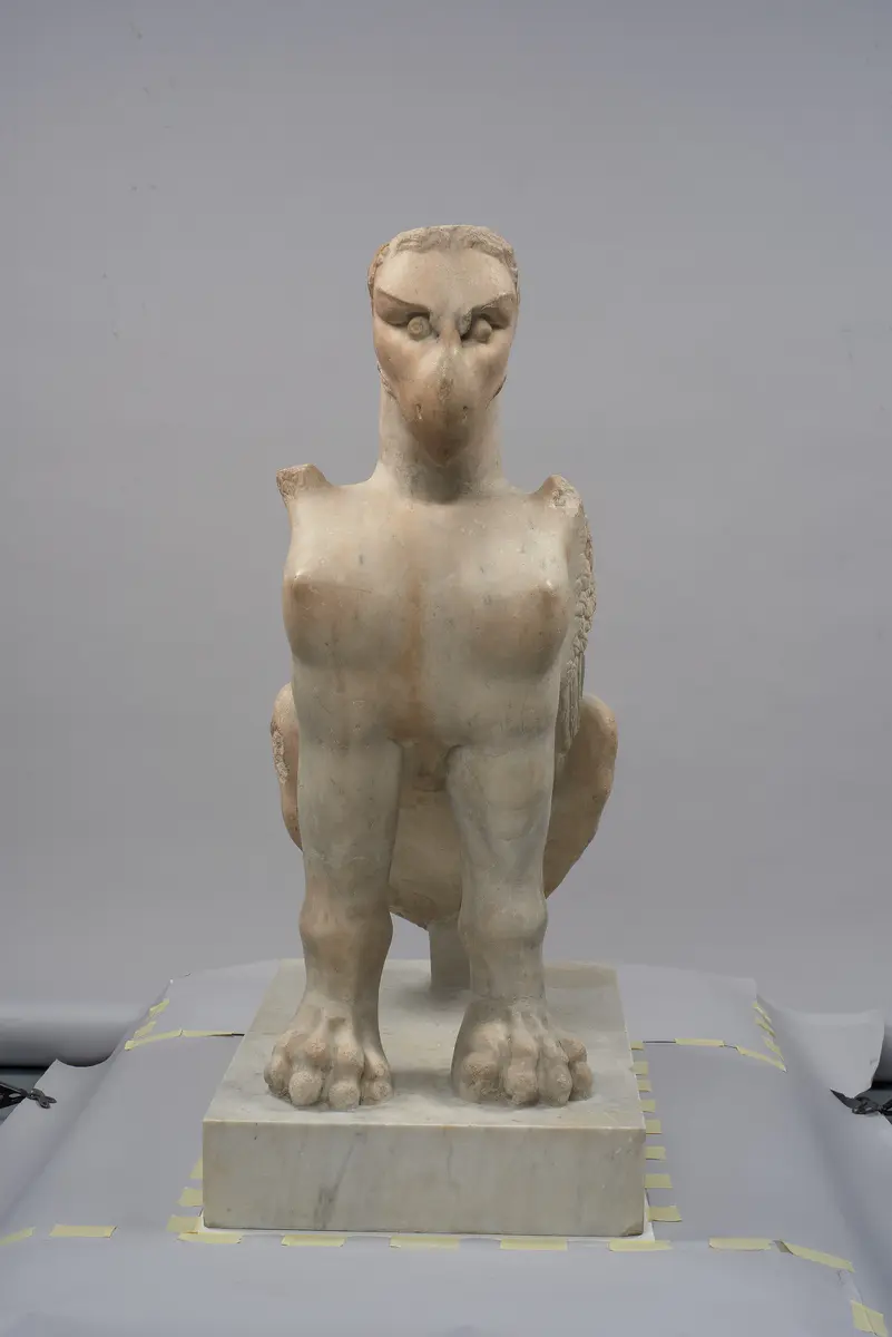 Sitzende Sphinx mit Greifenkopf