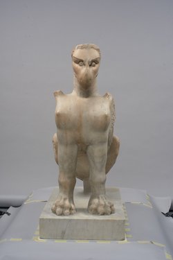 Sitzende Sphinx mit Greifenkopf