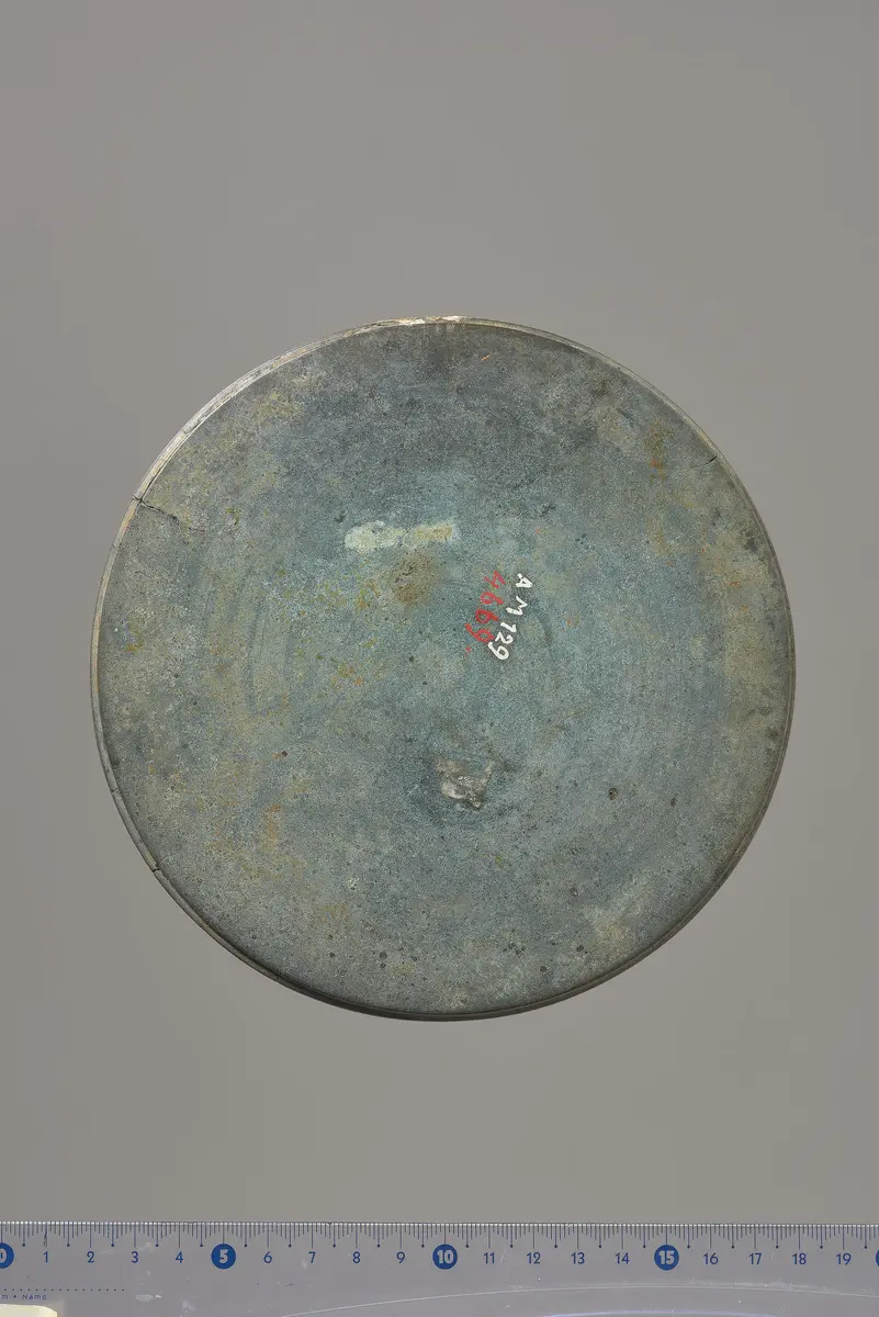 Teile eines Klappspiegels: Deckel mit Reliefapplik (Dionysos und Ariadne, Eros), Unterteil