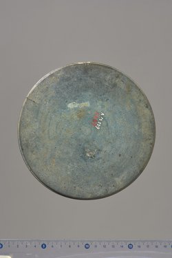 Teile eines Klappspiegels: Deckel mit Reliefapplik (Dionysos und Ariadne, Eros), Unterteil