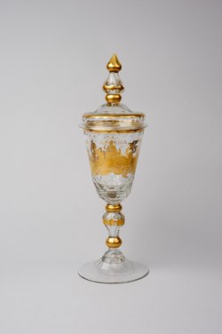 Deckelpokal mit goldradierter Darstellung der vier Erdteile