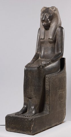 Sitzstatue der Göttin Sachmet