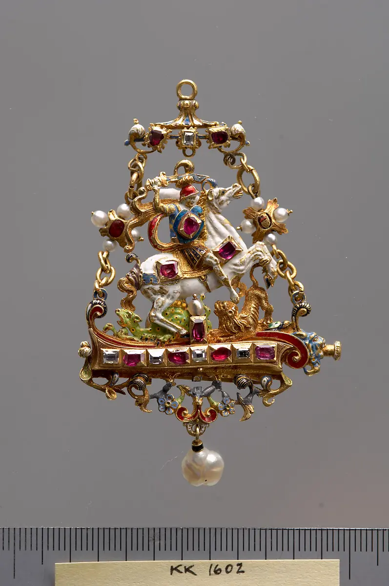 Schmuckanhänger mit Pfeifchen, Ohrlöffelchen und Zahnstocher in der Basis (Allegorie der Tapferkeit)