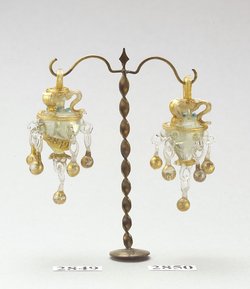 vasenförmiges Ohrgehänge mit kugelförmigen Anhängseln aus Glas 