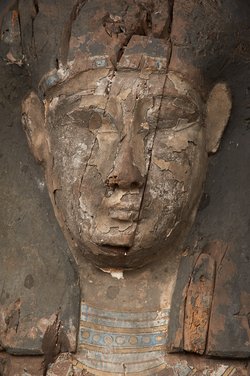 Mumienförmiger Sarg mit Mumie, Kartonage und vergoldeter Gesichtsmaske