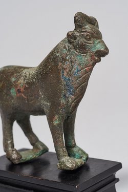 Stehender Apis-Stier