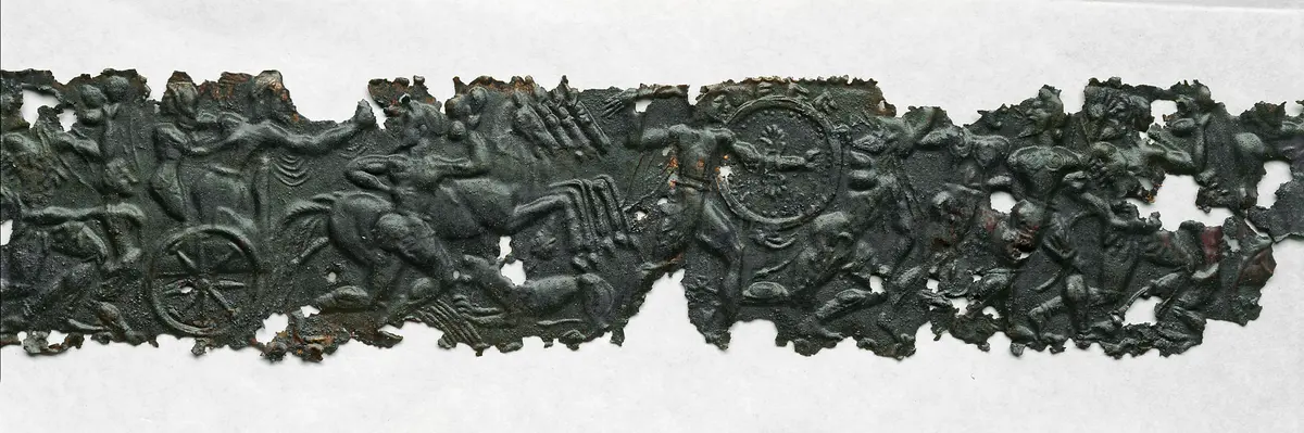 Reliefblechstreifen, 16 Fragmente: Masken, Gigantomachie, Gelage, Kampf