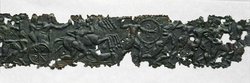Reliefblechstreifen, 16 Fragmente: Masken, Gigantomachie, Gelage, Kampf