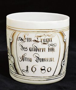 Beinglasbecher mit symbolischer Darstellung