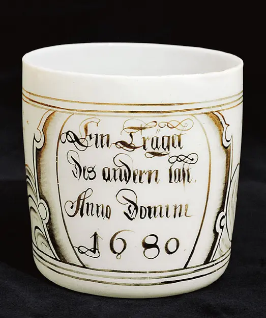 Beinglasbecher mit symbolischer Darstellung