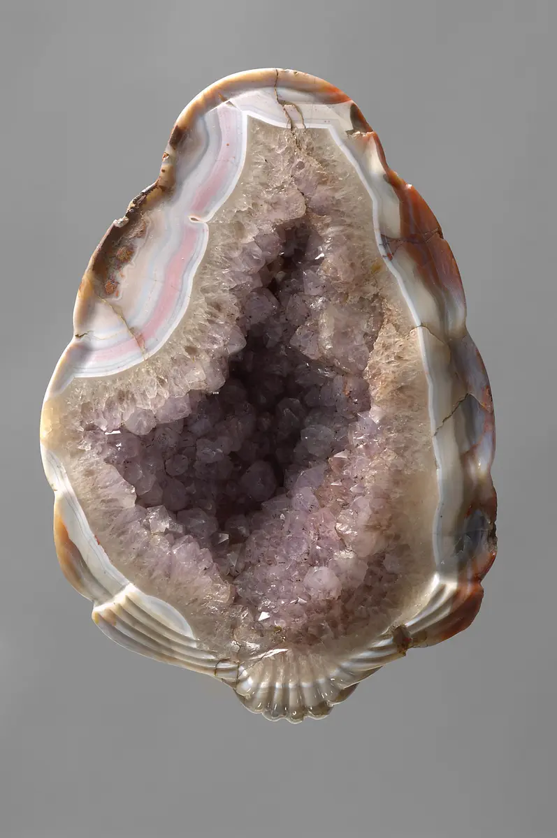Achatmandel in Muschelform mit Amethystdruse