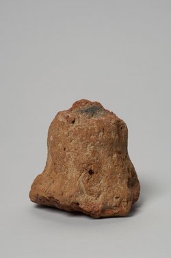 Fragmentierter Grabkegel des Her-sa-aset